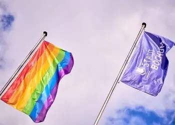 Regenbogen weht am Rathaus