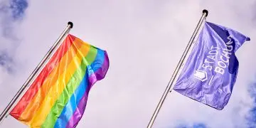 15.05.2026, Bochum – Anlässlich des IDAHOBIT wurde am Rathaus erneut die Regenbogenflagge gehisst. Bürgermeisterin Barbara Jessel setzte gemeinsam mit Schülerinnen des Graf-Engelbert-Gymnasiums, der Beratungsstelle Rosa Strippe sowie Vertreterinnen der Stadt Bochum ein Zeichen für Vielfalt, Akzeptanz und gegen Diskriminierung. +++ Foto: Dennis Yenmez/Stadt Bochum +++